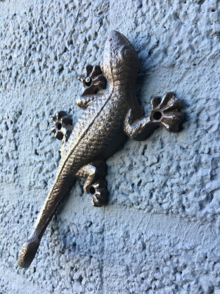 1 Salamander - lizard made of cast iron, brown